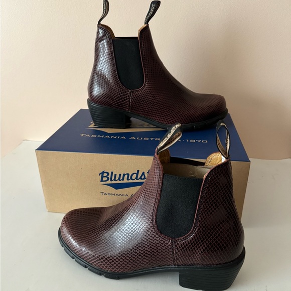 Blundstone Embossed Leather Boot. 2166. Dress boot. Elastic sided. Size: 7, 8, 9 - Picture 6 of 14